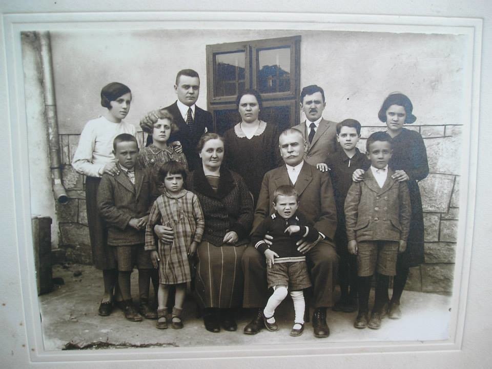 family-photo-from-1930s-serbia-yugoslavia