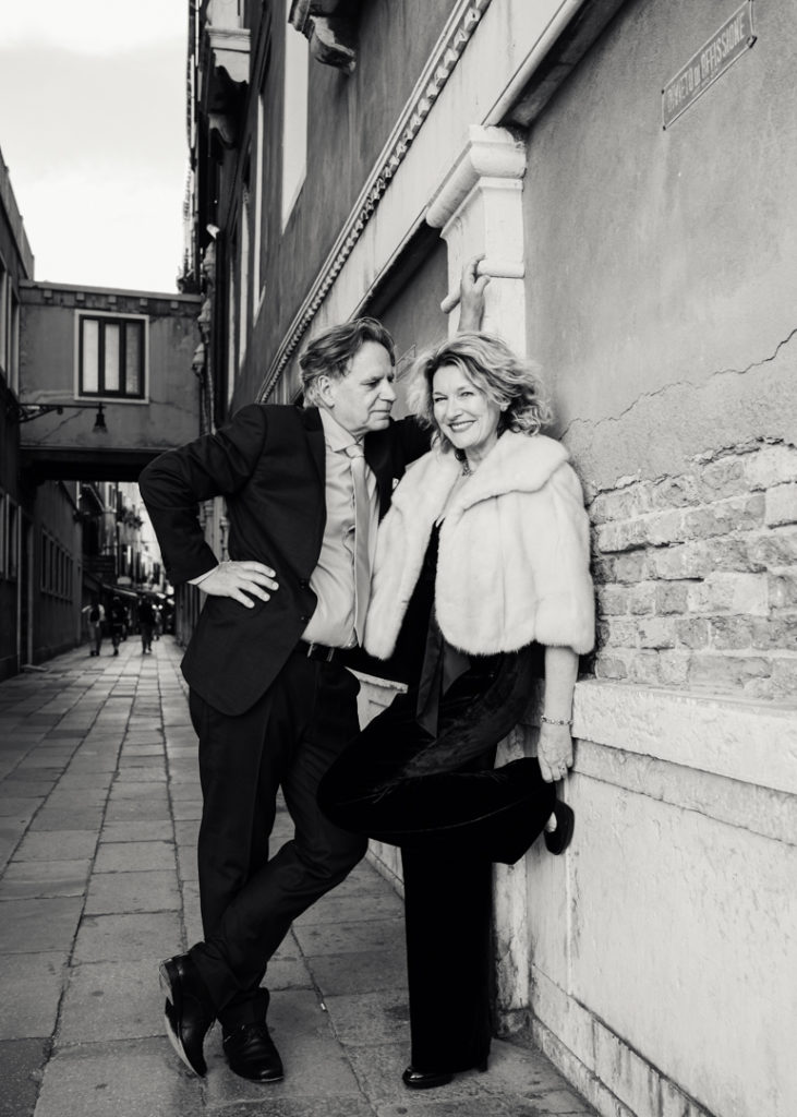 Newlywed couple leaning against a wall, Venice